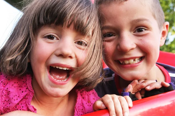 Les enfants jouent dans l'aire de jeux — Photo