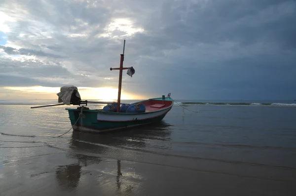 Fishing boat on the shore at low tide. — Stock Photo, Image