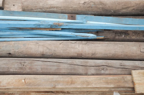 Uma pilha de madeira de sucata com unhas enferrujadas salientes — Fotografia de Stock