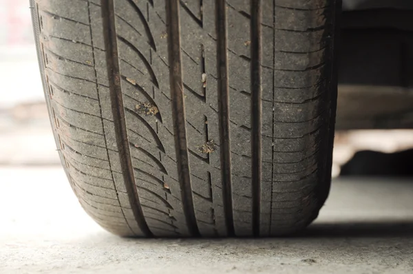 Close up of a car tire on a dirty road. — Stock Photo, Image