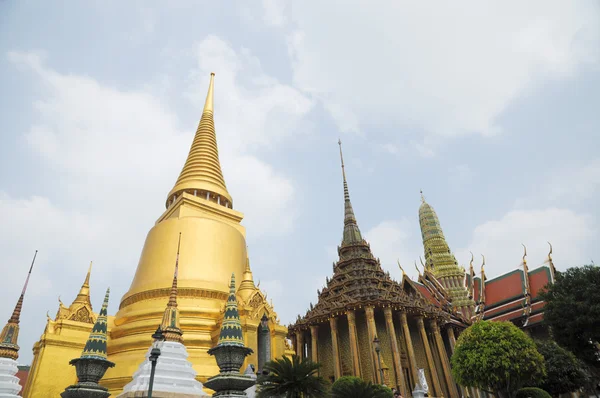 Wat Phra Kaeo, Templo del Buda Esmeralda y hogar del Rey Tailandés. Wat Phra Kaeo es uno de los sitios turísticos más famosos de Bangkok y fue construido en 1782 en Bangkok, Tailandia . — Foto de Stock