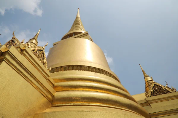 Wat Phra Kaeo, Templo del Buda Esmeralda y hogar del Rey Tailandés. Wat Phra Kaeo es uno de los sitios turísticos más famosos de Bangkok y fue construido en 1782 en Bangkok, Tailandia . — Foto de Stock