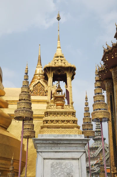 Wat Phra Kaeo, Templo del Buda Esmeralda y hogar del Rey Tailandés. Wat Phra Kaeo es uno de los sitios turísticos más famosos de Bangkok y fue construido en 1782 en Bangkok, Tailandia . — Foto de Stock