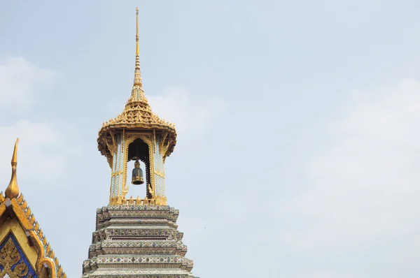 Wat Phra Kaeo, Templo del Buda Esmeralda y hogar del Rey Tailandés. Wat Phra Kaeo es uno de los sitios turísticos más famosos de Bangkok y fue construido en 1782 en Bangkok, Tailandia . — Foto de Stock
