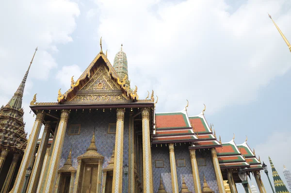 Wat Phra Kaeo, Templo del Buda Esmeralda y hogar del Rey Tailandés. Wat Phra Kaeo es uno de los sitios turísticos más famosos de Bangkok y fue construido en 1782 en Bangkok, Tailandia . — Foto de Stock