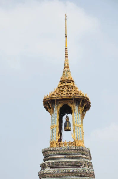 Wat phra kaeo, a smaragd buddha temploma és a haza, a thai király. Wat phra kaeo az egyik bangkok leghíresebb turisztikai helyszínek, és 1782-Bangkok, Thaiföld-ben épült. — Stock Fotó