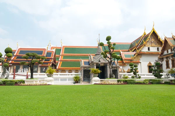 Wat phra kaeo, a smaragd buddha temploma és a haza, a thai király. Wat phra kaeo az egyik bangkok leghíresebb turisztikai helyszínek, és 1782-Bangkok, Thaiföld-ben épült. — Stock Fotó
