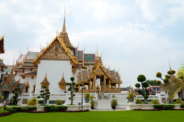 Wat Phra Kaeo, Temple of the Emerald Buddha and the home of the Thai King. Wat Phra Kaeo is one of Bangkok's most famous tourist sites and it was built in 1782 at Bangkok, Thailand. — Stock Photo, Image