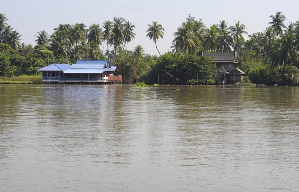 Landscape of wooden houses in Amphawa. the most famous floating — Stock Photo, Image