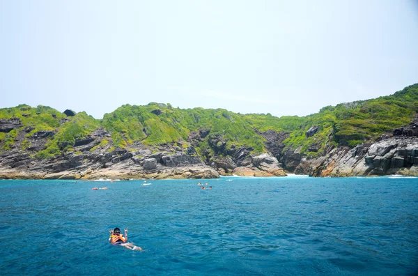 People swimming and snorkeling in summer at tachai island in Tha — Stock Photo, Image