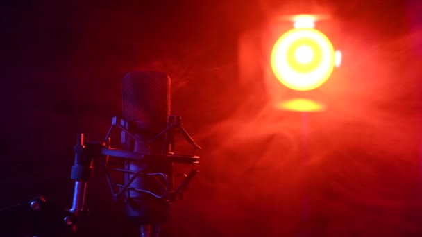 Profesionální mikrofon v červeném kouři na černém pozadí. — Stock video