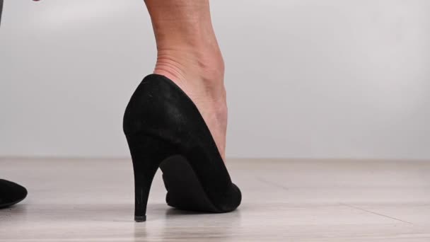 Une femme en chaussures noires met un plâtre sur un maïs — Video