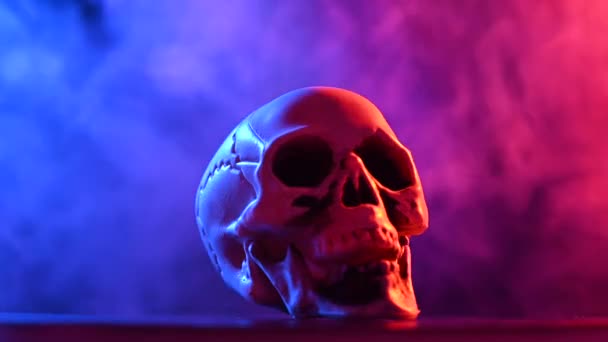 인간의 두개골 은황 색 과 푸른색의 연기를 배경으로 검은 색을 띠고 있다. 할로윈. — 비디오