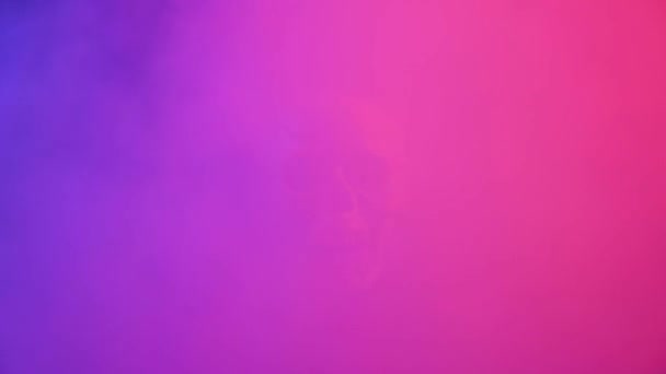 ピンク色の人間の頭蓋骨と黒い背景の青い煙。ハロウィン. — ストック動画
