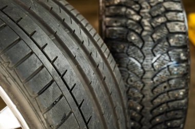 Kış çivili ve yaz arabası lastikleri. Mevsime göre tekerlek değişimi