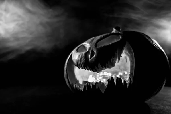 연기 속에 헝겊 조각 이 있는 소름끼치는 호박. 어두운 곳에 있는 잭 오 랜턴. — 스톡 사진