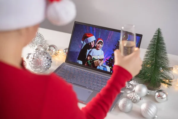 Femme caucasienne appelle la famille en ligne sur ordinateur portable et souhaite un joyeux Noël. Réunion à distance de la nouvelle année — Photo