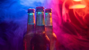 Mavi-pembe bir siste üç şişe bira..