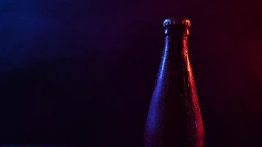 Mavi pembe dumanda dönen bira şişesi..