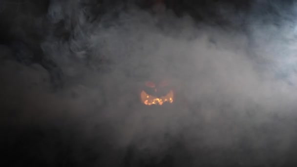 Čarodějnice drží dýňovou tyčinku o lucerně zářící ve tmě. Halloween. — Stock video