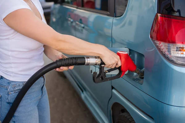 Benzin istasyonunda benzini dolduran kadın..