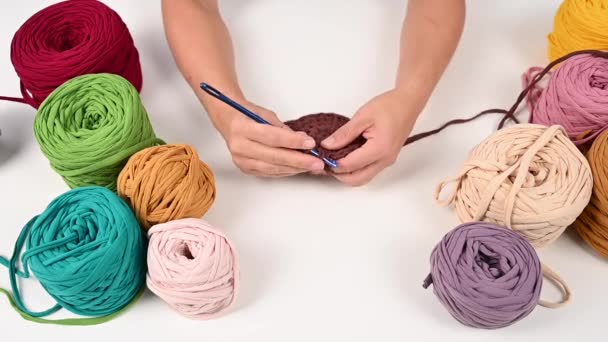 Gros plan d'une femme crochetant un panier de fils de coton. — Video