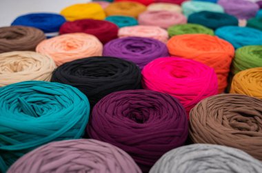 Çok renkli pamuklu kumaşlara yakın çekim. El yapımı için dükkan çeşidi