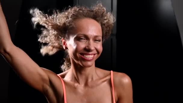 Πορτρέτο μιας όμορφης καυκάσιας γυναίκας με σγουρά μαλλιά που πετά στον άνεμο — Αρχείο Βίντεο