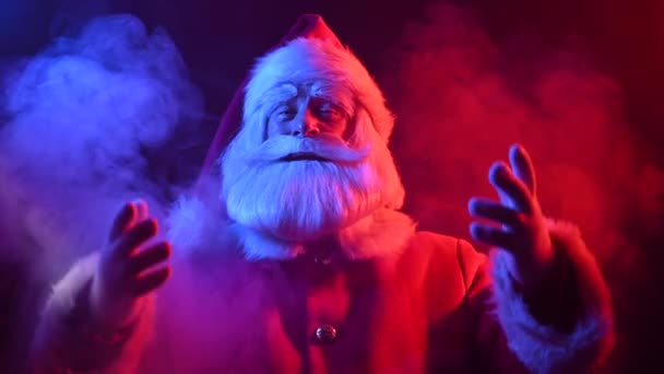 Święty Mikołaj Niebieskim Czerwonym Dymie Wesołych Świąt — Wideo stockowe