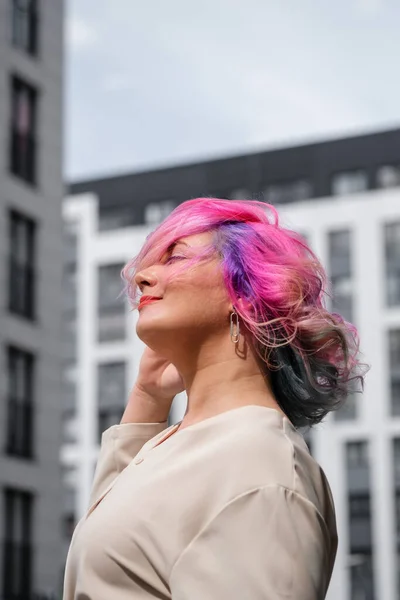 Retrato de cerca de una mujer caucásica rizada con cabello multicolor. Modelo para peinados —  Fotos de Stock