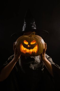 Kadın kafası yerine Balkabağı Jack o Lantern. Cadılar Bayramı