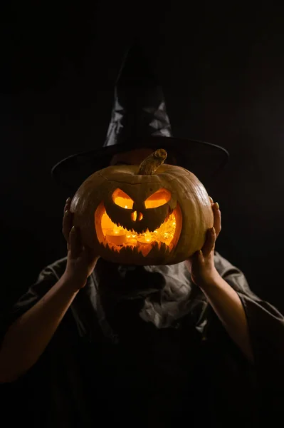 Dyniowy Jack o latarni zamiast głowy kobiety. Halloween — Zdjęcie stockowe