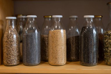 Çevre dostu bir dükkanda içinde mısır gevreği olan cam kavanozlar. Plastik tek kullanımlık ambalajsız market kavramı.
