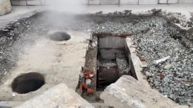 Isıtma sisteminin tamiri. Buharın aktığı yeraltı borusu hasar görmüş.