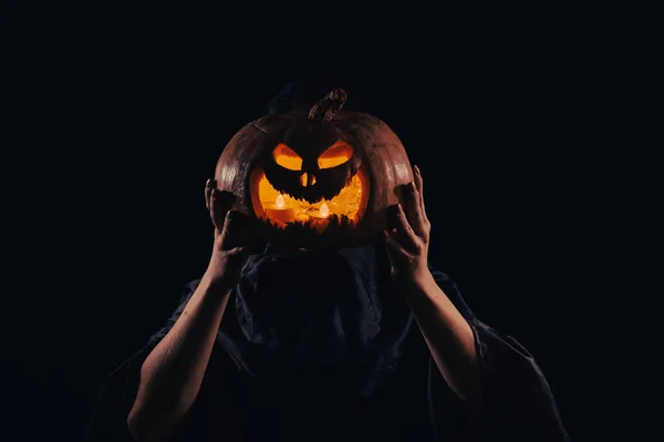 Dyniowy Jack o latarni zamiast głowy kobiety. Halloween — Zdjęcie stockowe