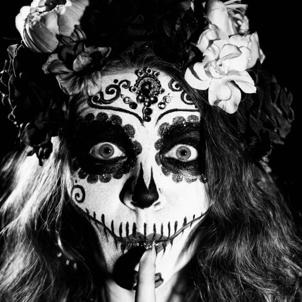 Mulher em Santa Muerte maquiagem em um fundo preto. Menina vestindo trajes tradicionais mexicanos de morte santa para o dia das bruxas. Monocromático — Fotografia de Stock