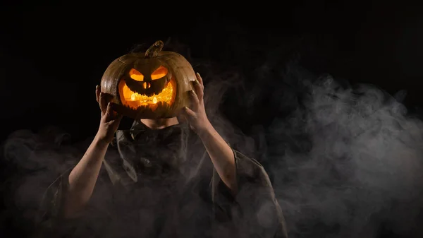 Pumpkin jack o linterna en lugar de una cabeza de mujer. Halloween — Foto de Stock