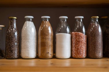 Çevre dostu bir dükkanda içinde mısır gevreği olan cam kavanozlar. Plastik tek kullanımlık ambalajsız market kavramı.