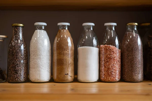 Vasi di vetro con cereali in un negozio ecologico. Il concetto di un negozio di alimentari senza imballaggi monouso in plastica — Foto Stock