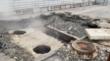 Isıtma sisteminin tamiri. Buharın aktığı yeraltı borusu hasar görmüş.