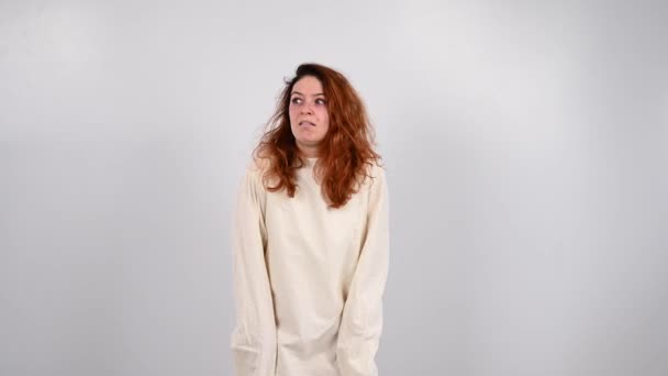 Nahaufnahme Porträt einer wahnsinnigen Frau in Zwangsjacke auf weißem Hintergrund. — Stockvideo