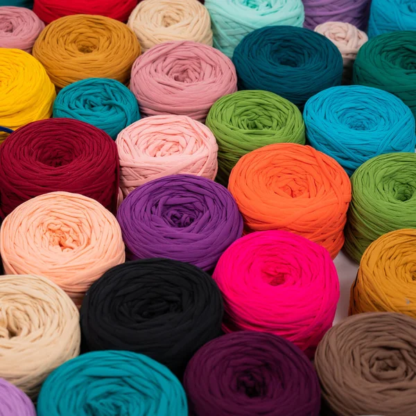 Çok renkli pamuklu kumaşlara yakın çekim. El yapımı için dükkan çeşidi