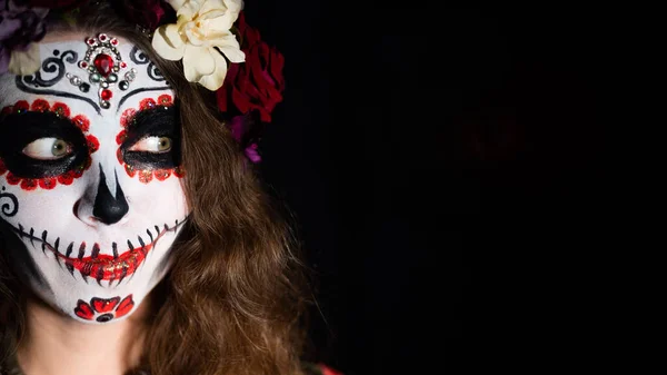 Mulher em Santa Muerte maquiagem em um fundo preto. Menina vestindo trajes tradicionais mexicanos de morte santa para o dia das bruxas. Espaço de cópia — Fotografia de Stock