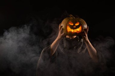 Kadın kafası yerine Balkabağı Jack o Lantern. Cadılar Bayramı