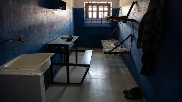 Töm dubbel fängelsecell med galler på fönstret — Stockfoto