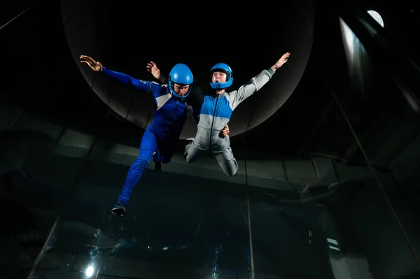 Un uomo e una donna amano volare insieme in una galleria del vento. Simulatore caduta libera — Foto Stock
