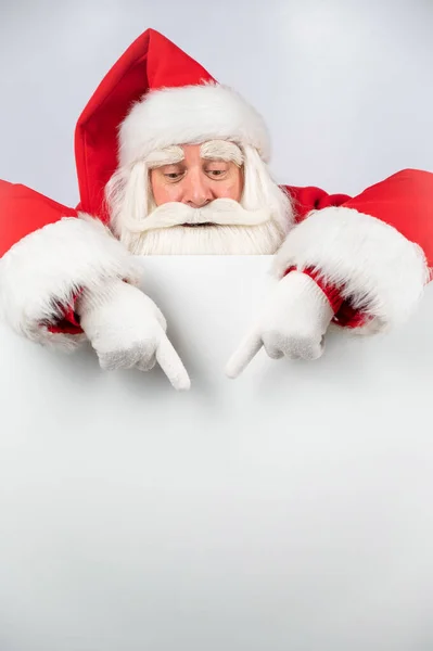 Санта Клаус вказує на білий копіювальний простір. Реклама. Веселого Різдва. — стокове фото