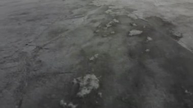 Donmuş bir nehirdeki İHA 'nın videosu..