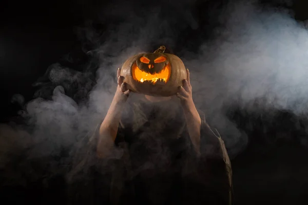 Pumpkin jack o linterna en lugar de una cabeza de mujer. Halloween — Foto de Stock