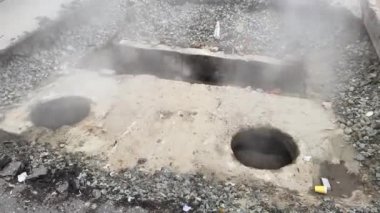 Isıtma sisteminin tamiri. Buharın aktığı yeraltı borusu hasar görmüş.